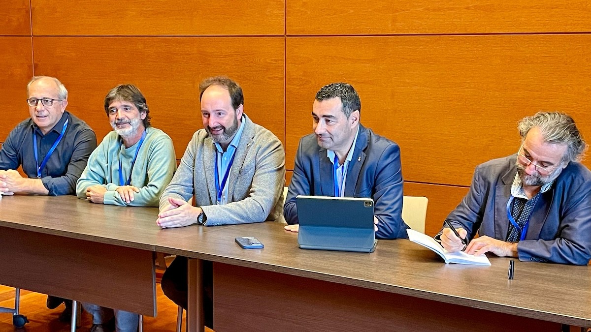 Jiménez reunit al Parlament amb membres de l'Associació de Micropobles