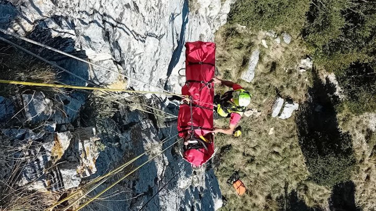 Els Bombers evacuant un dels ferits amb llitera