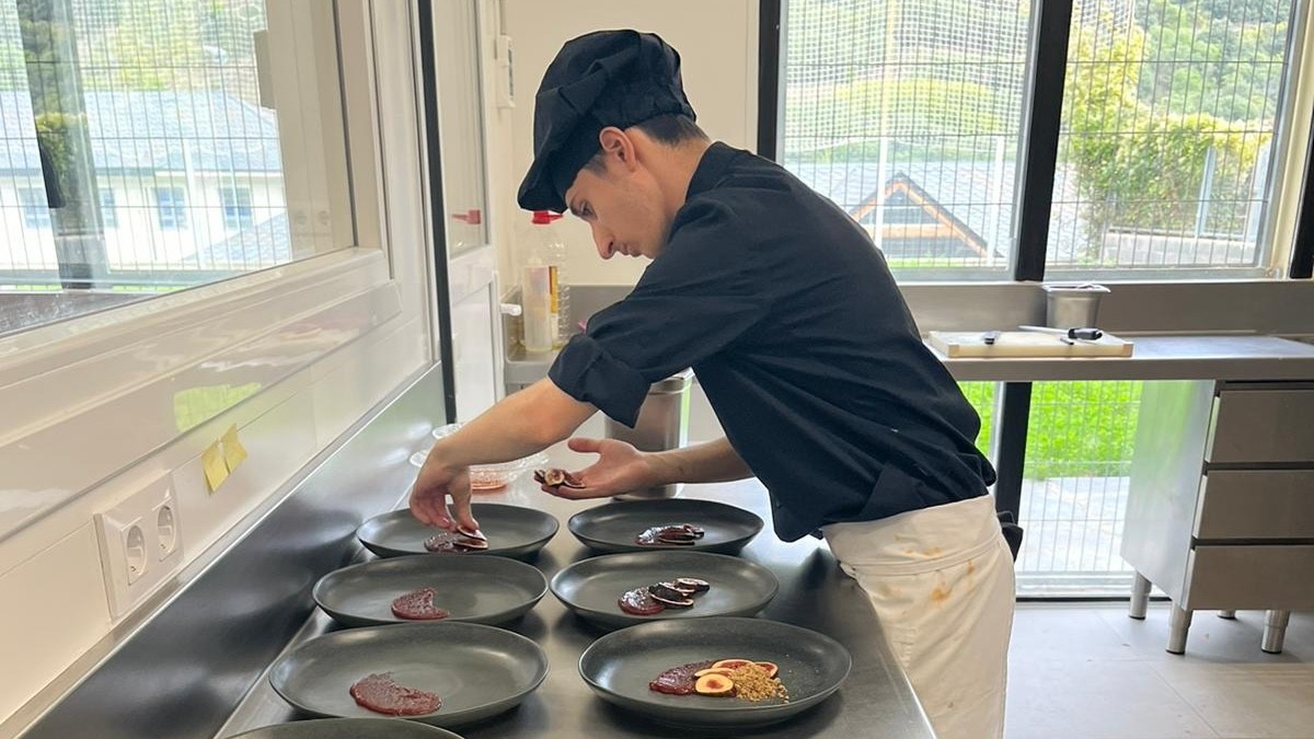 Un alumne de l'Escola d'Hoteleria del Pallars preparant plats amb aliments recuperats