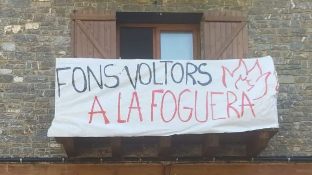 Una pancarta penjada en un balcó del bloc ocupat