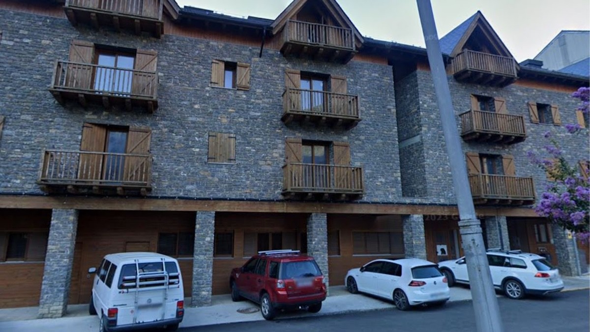 Vista del bloc de pisos ocupat