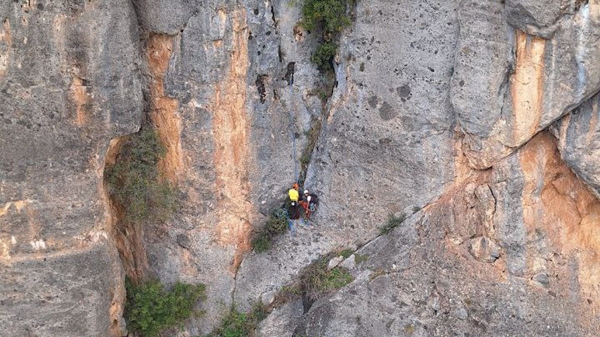 Imatge de l'escalador rescatat pels Bombers