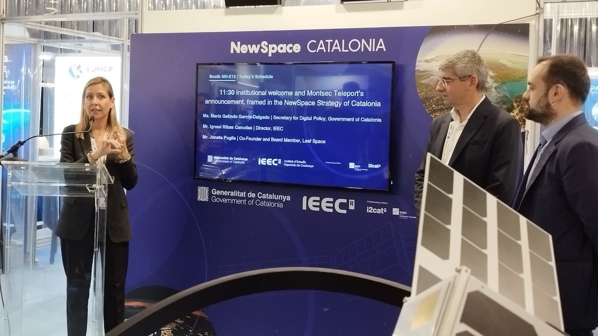 La secretària de Polítiques Digitals, Maria Galindo, a l'estand NewSpace Catalonia de Milà