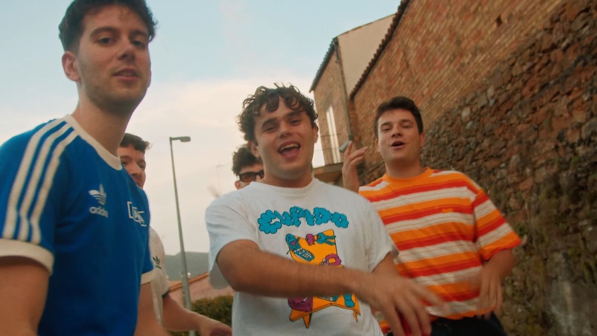 Xavi Pons, a la dreta, durant la gravació del videoclip pels carrers de Talarn