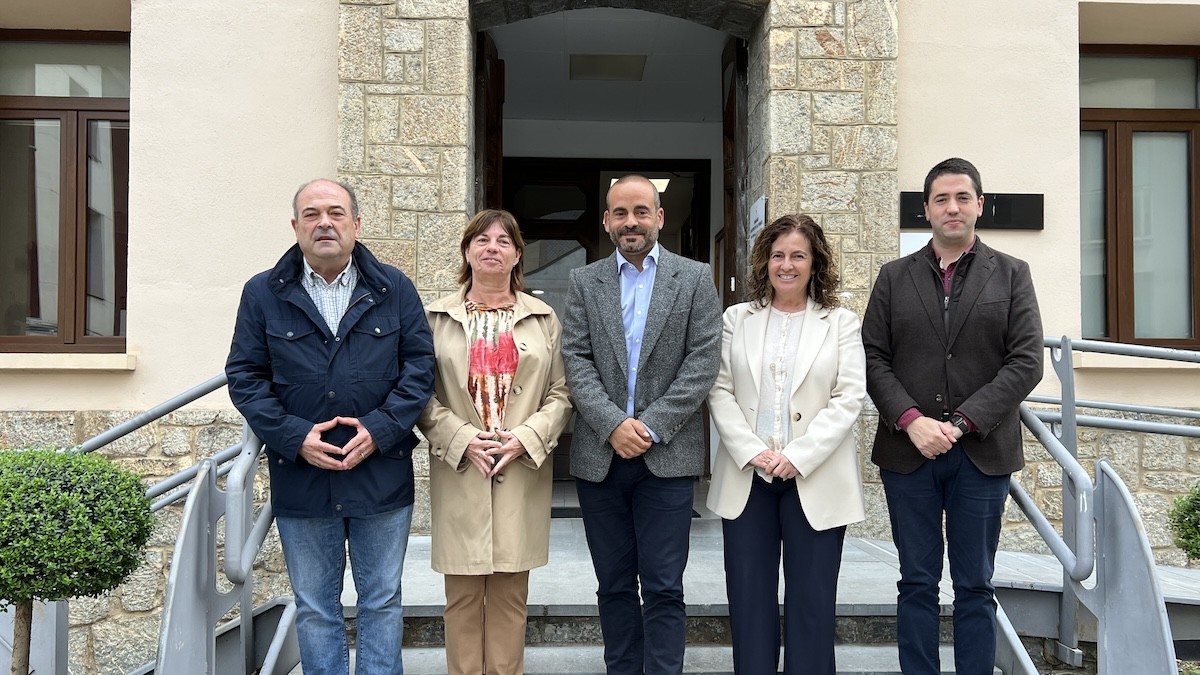 Els alcaldes pirinencs reunits davant l'Ajuntament de Sort