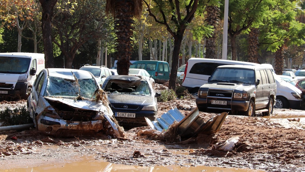 Cotxes amuntegats i enfangats al carrers de Picanya
