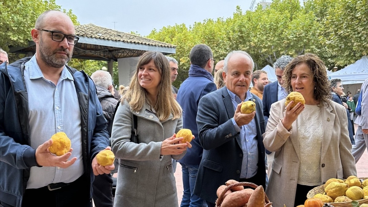 Autoritats locals visitant les parades de la fira