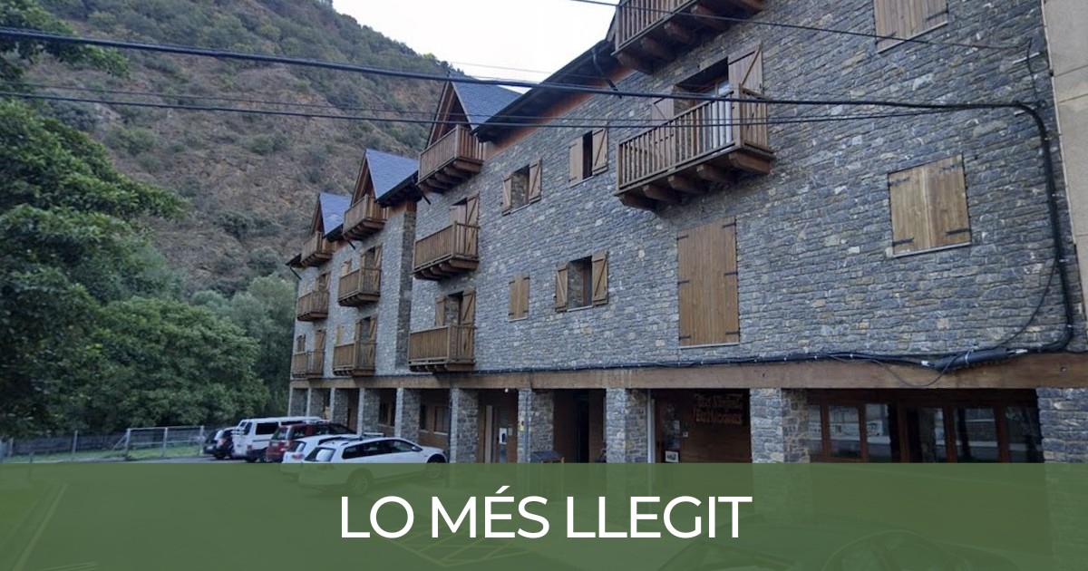 Vista del bloc de pisos okupat a Rialp