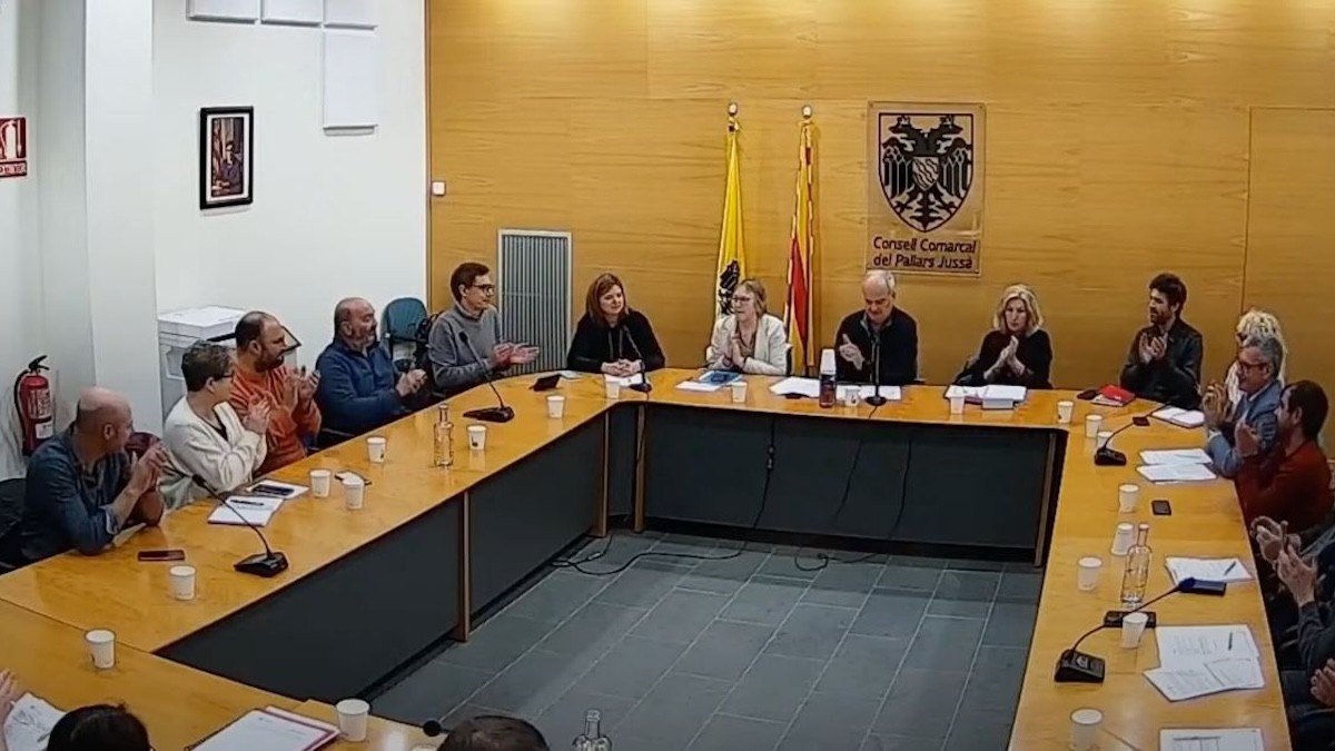 Els consellers aplaudint Marta Moyes en el seu ple de comiat