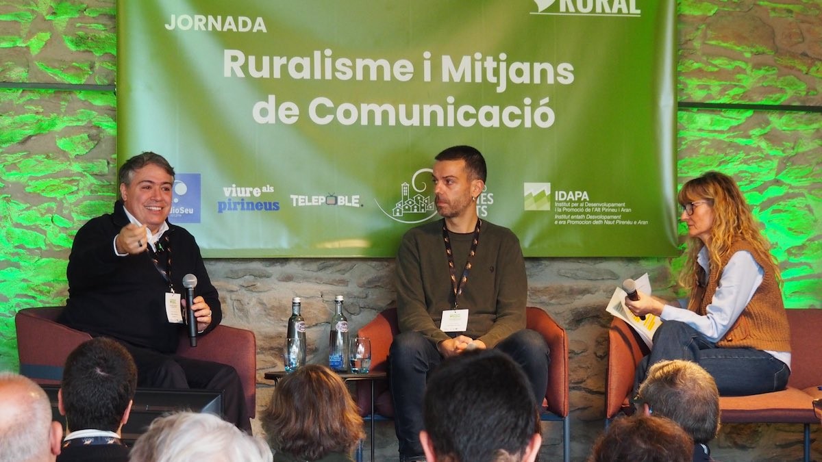 Jordi Ubach, al centre, participant en una de les ponències de la jornada
