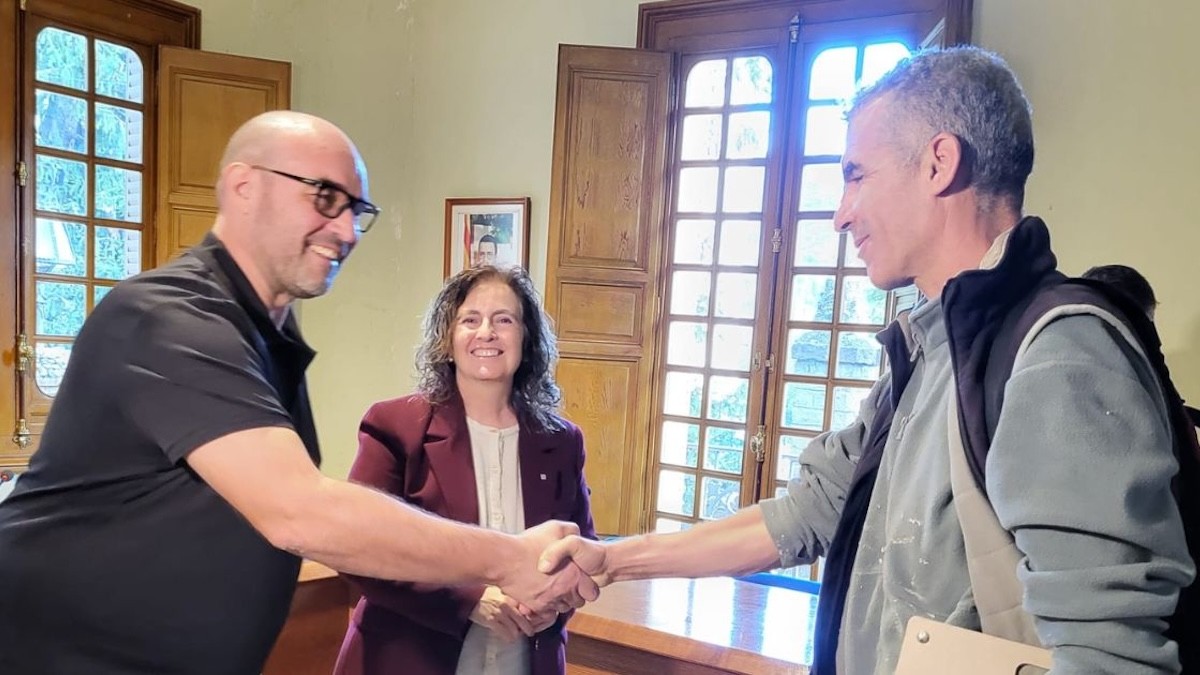 L'alcalde de la Pobla i la delegada del Govern, amb un dels nous llogaters