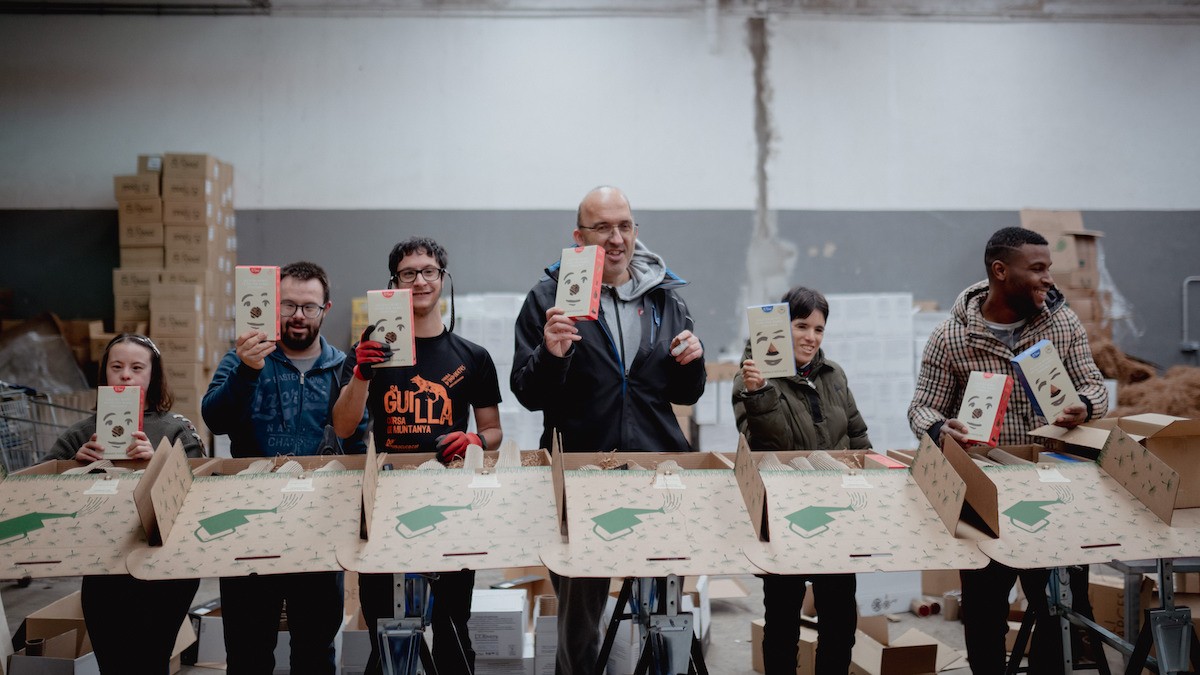 Integrants d'Alba Jussà preparant els lots de Nadal