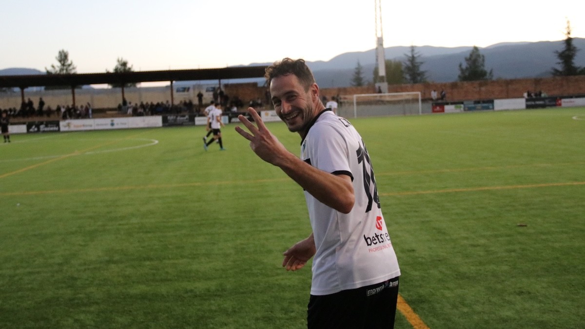 Jony Gázquez celebrant la seva tripleta golejadora
