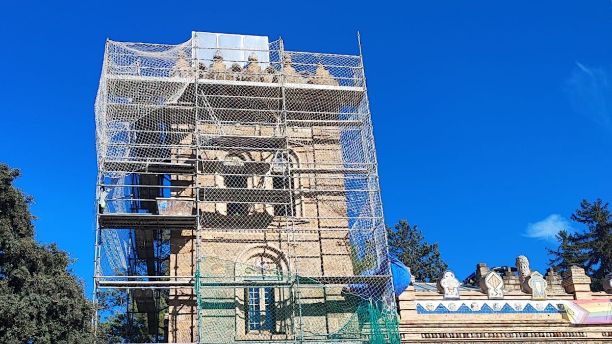 La torre de Casa Mauri coberta per una bastida