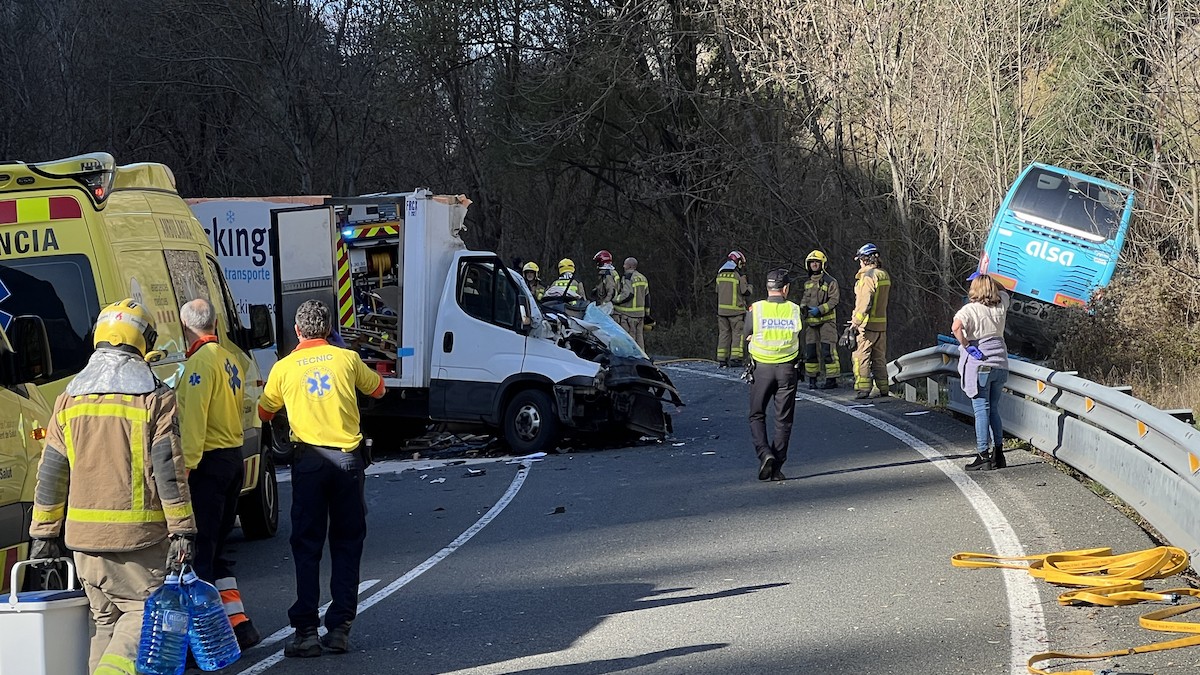 Imatge del sinistre entre el camió i l'autocar
