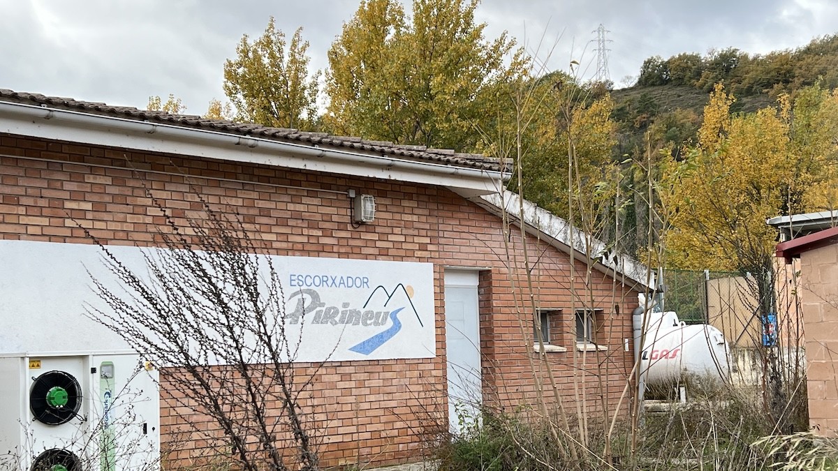 Exterior de l'escorxador de la Pobla de Segur