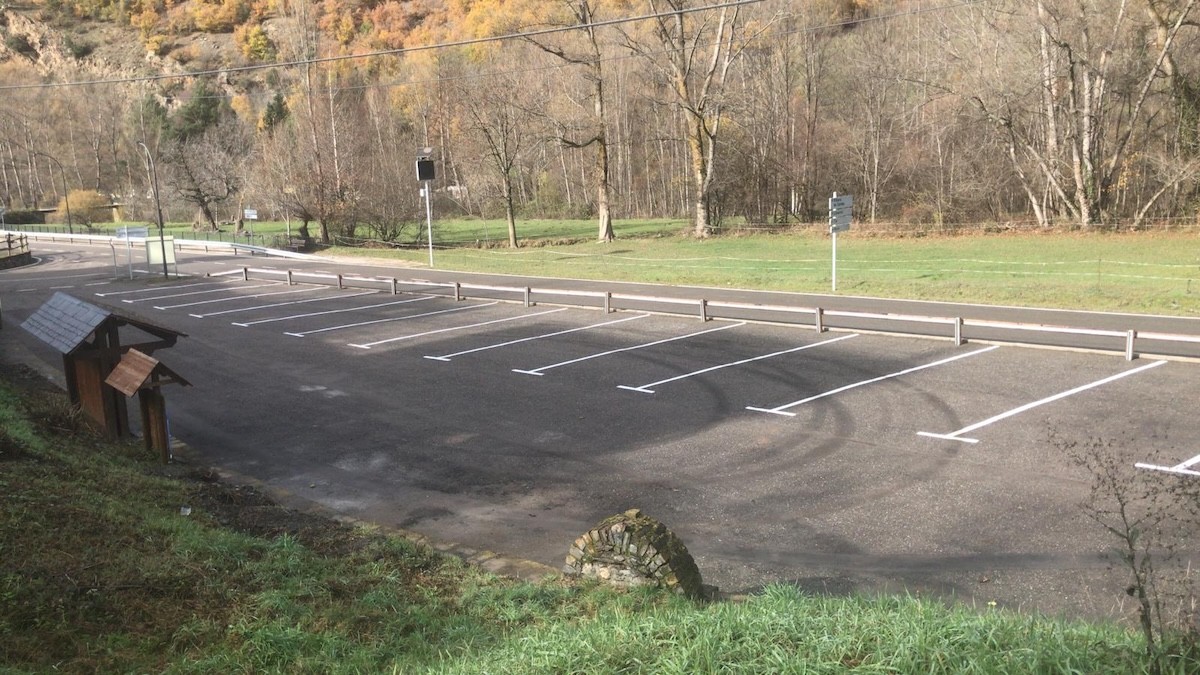 L'aparcament està situat a la sortida del poble en direcció a Àreu