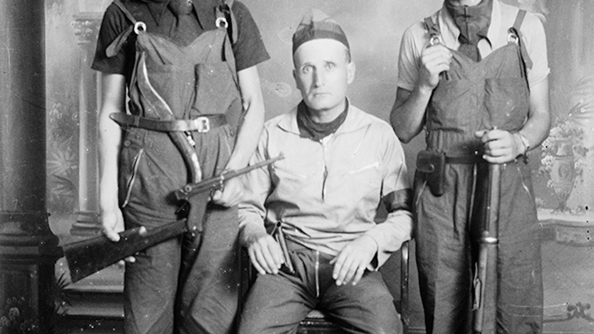 Máximo Cid en una fotogradia d'estudi amb dos joves anarquistes