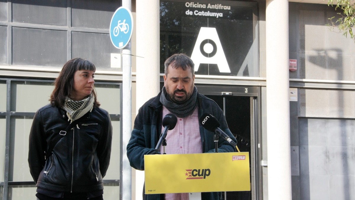 El diputat de la CUP, Dani Cornellà, davant l'oficina d'Antifrau de Catalunya