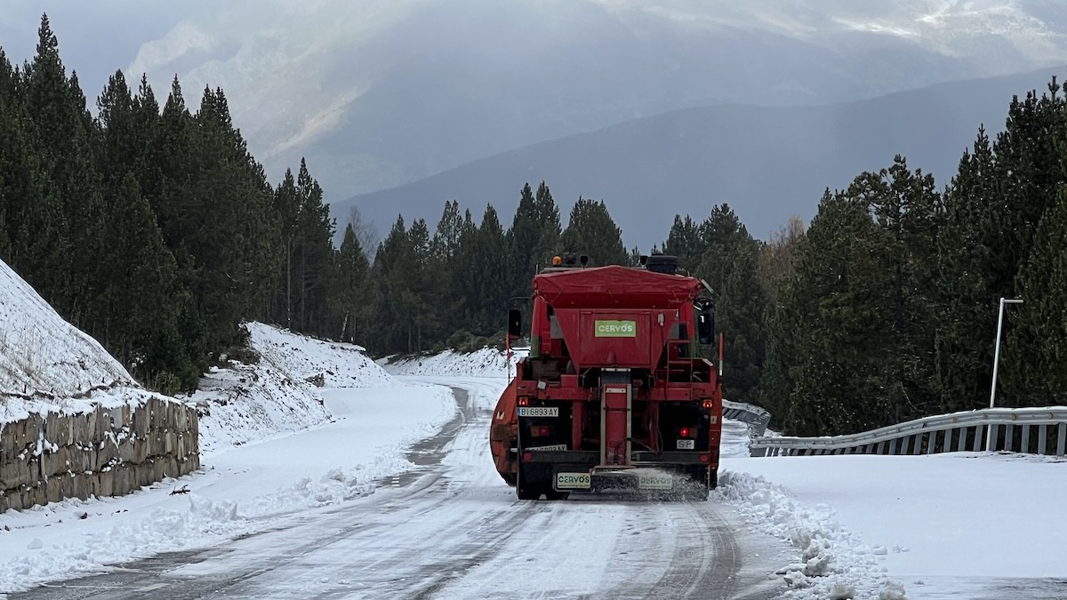 Una màquina llevaneus netejant la carretera de Port Ainé, en imatge d'arxiu
