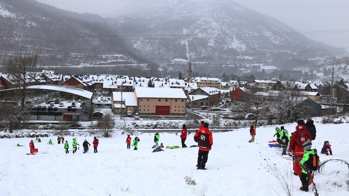 Infants jugant amb la neu a Esterri d'Àneu