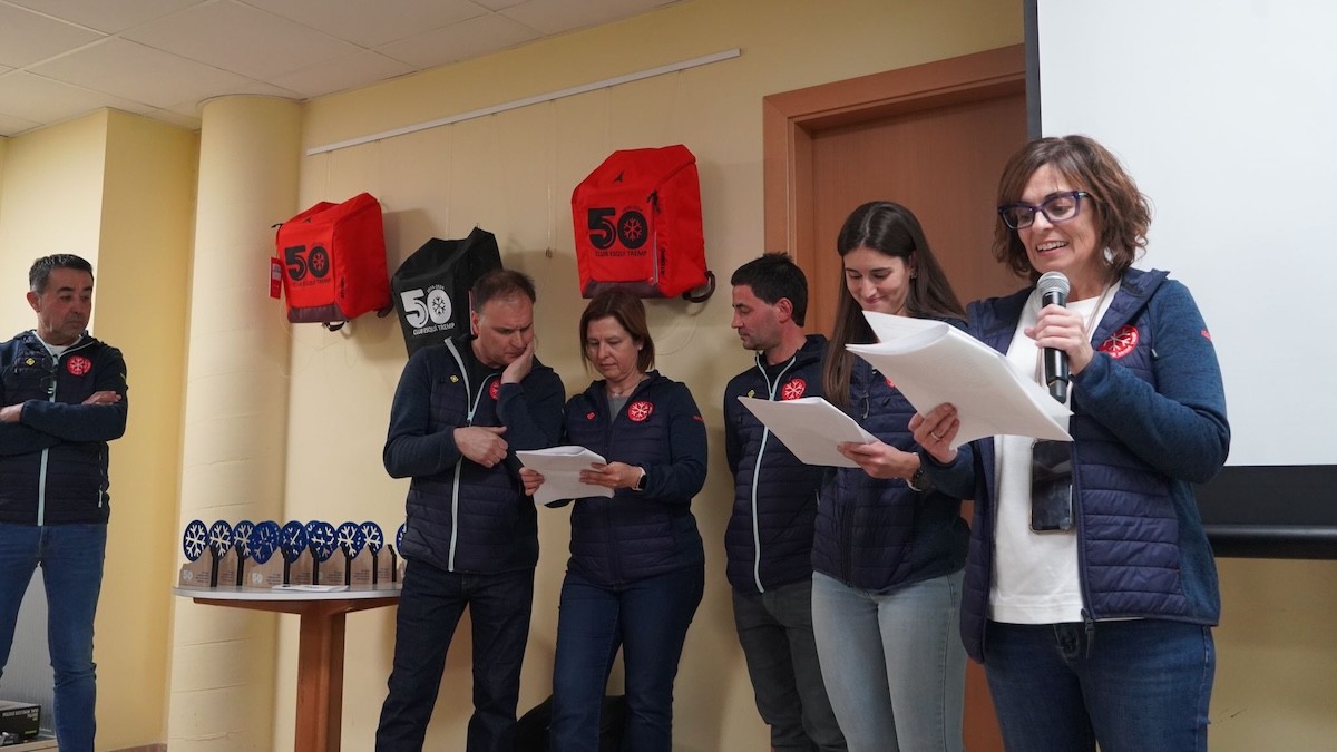 Membres del club trempolí durant l'acte 