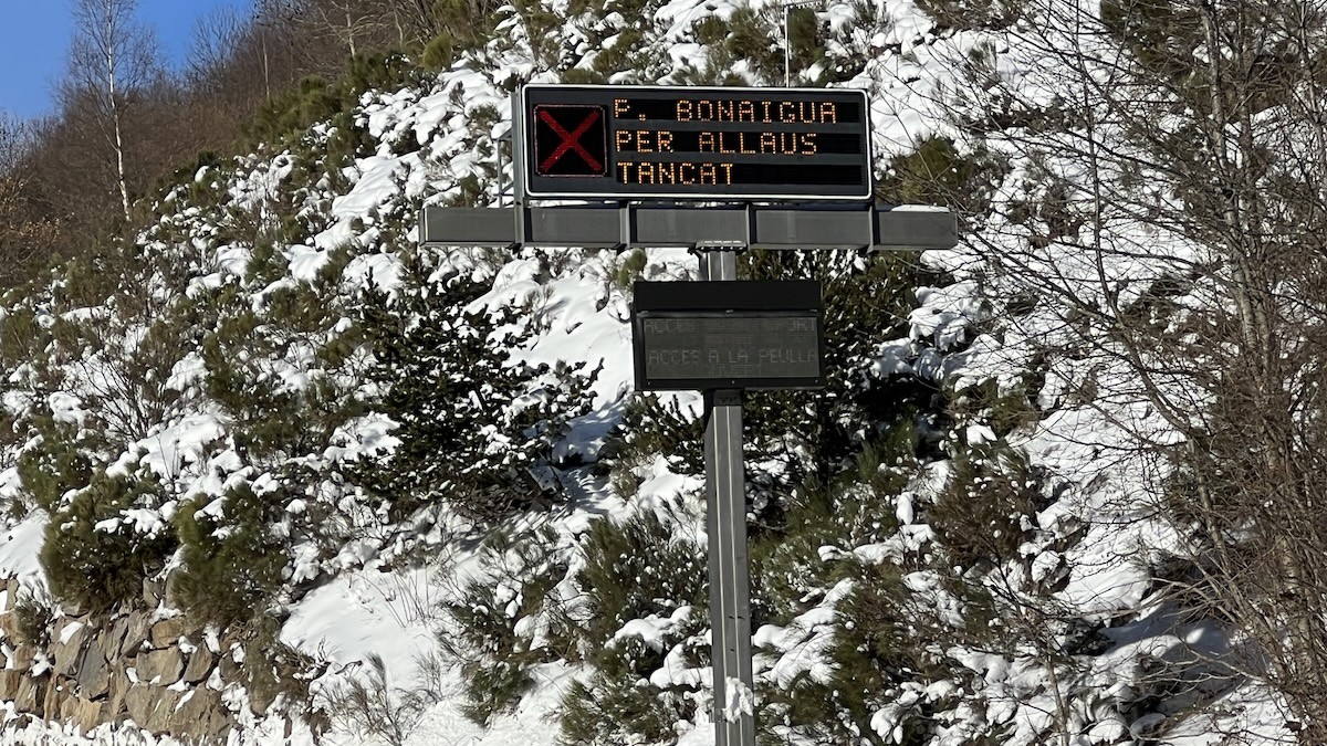 Un cartell lluminós indicant que el port de la Bonaigua està tancat