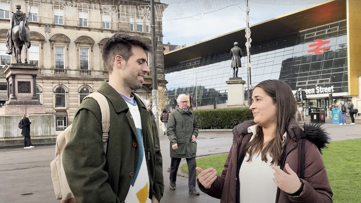 Maria Vila durant l'entrevista amb Julen Gerrikabeitia
