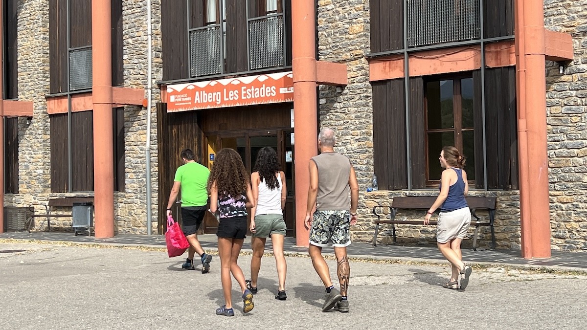Uns turistes davant l'alberg Les Estades de Rialp, en una imatge d'arxiu