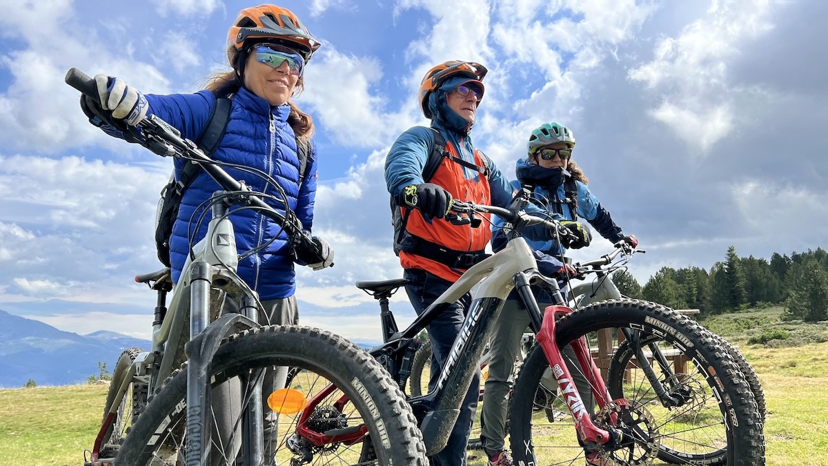 Usuaris de bicicleta elèctrica a la muntanya