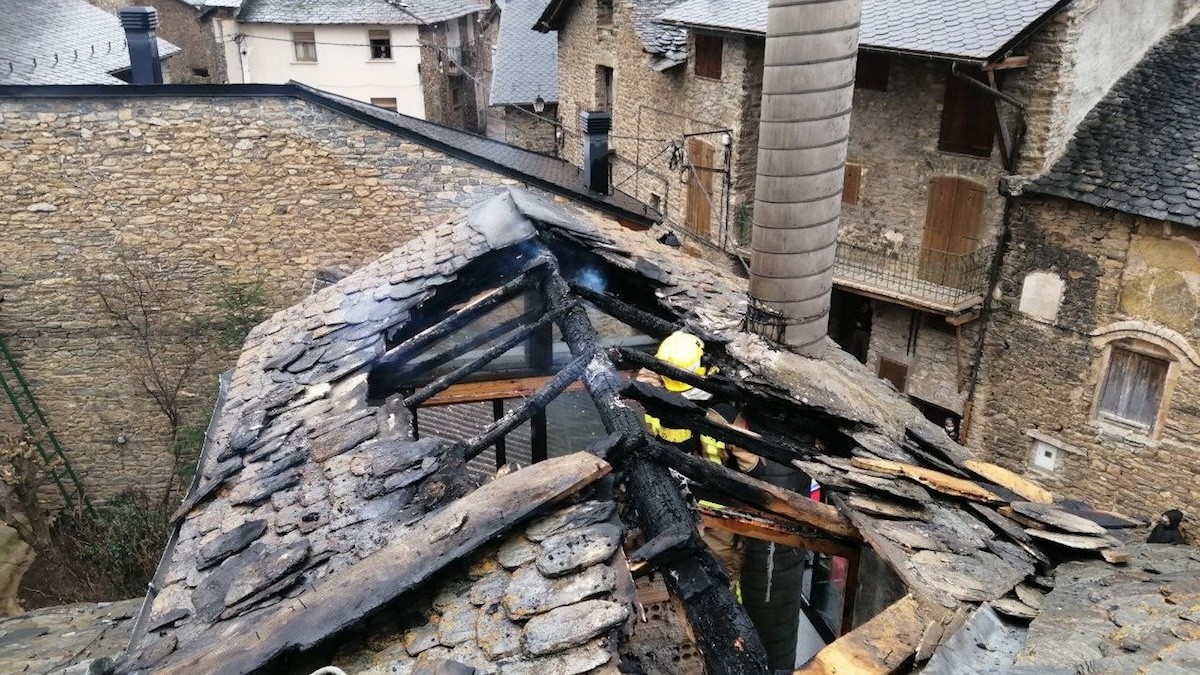 Incendi en una teulada del Pallars en una imatge d'arxiu