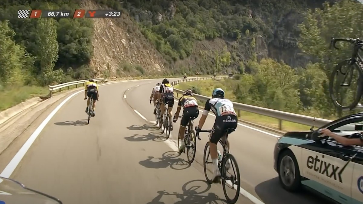 Imatge de la 12a etapa de la competició, l'any 2015, amb els ciclistes travessant el Montsec