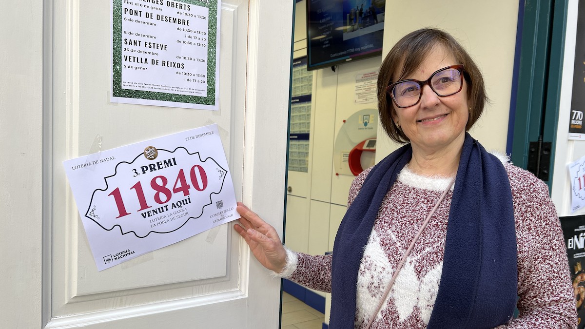 Teresa Agulló, de La Ganxa, ensenya el número agraciat