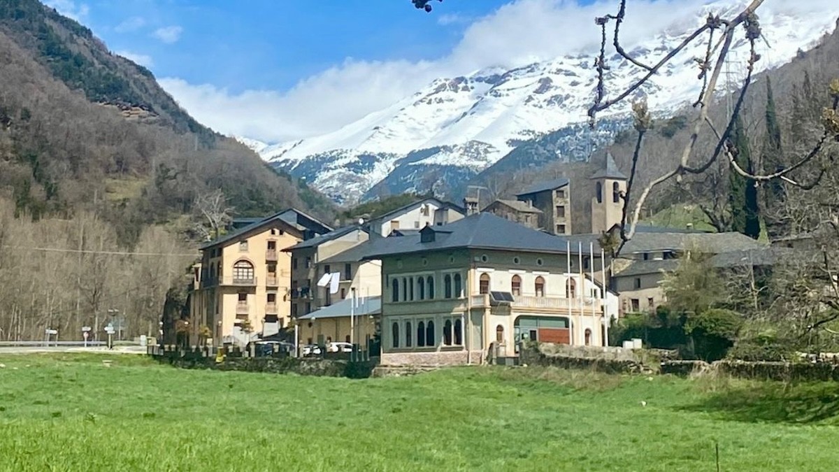 El poble de la Torre de Capdella, amb l'ajuntament en primer pla