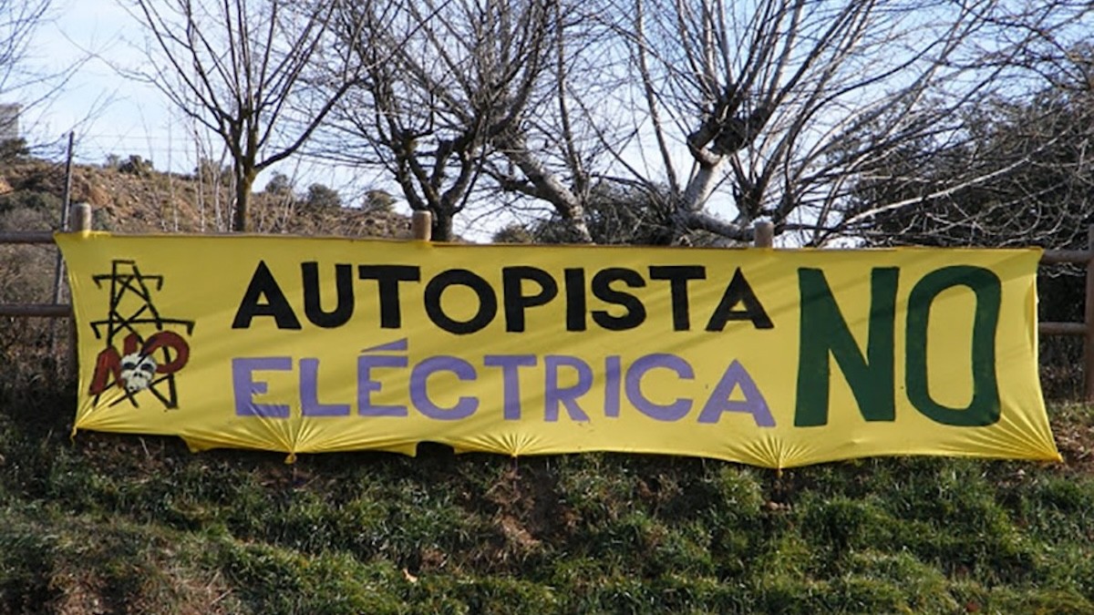 Pancarta de la Plataforma contra l'Autopista Elèctrica en una imatge d'arxiu