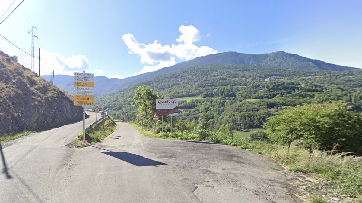 Encreuament de la carretera de Tírvia en direcció a Burg