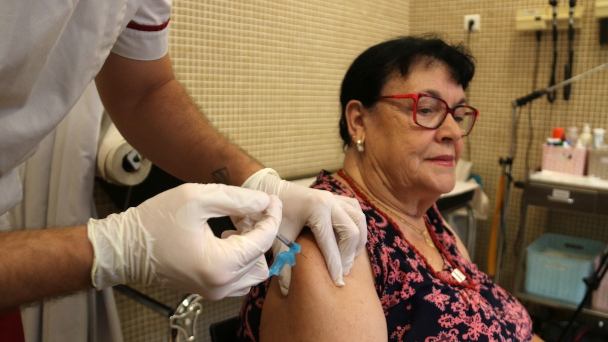 Una dona rebent la vacuna de la Covid-19