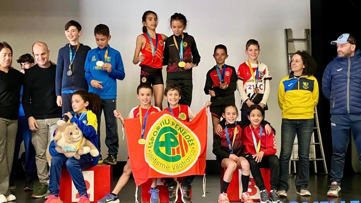 L'equip sub12 del CAPS al tercer graó del podi