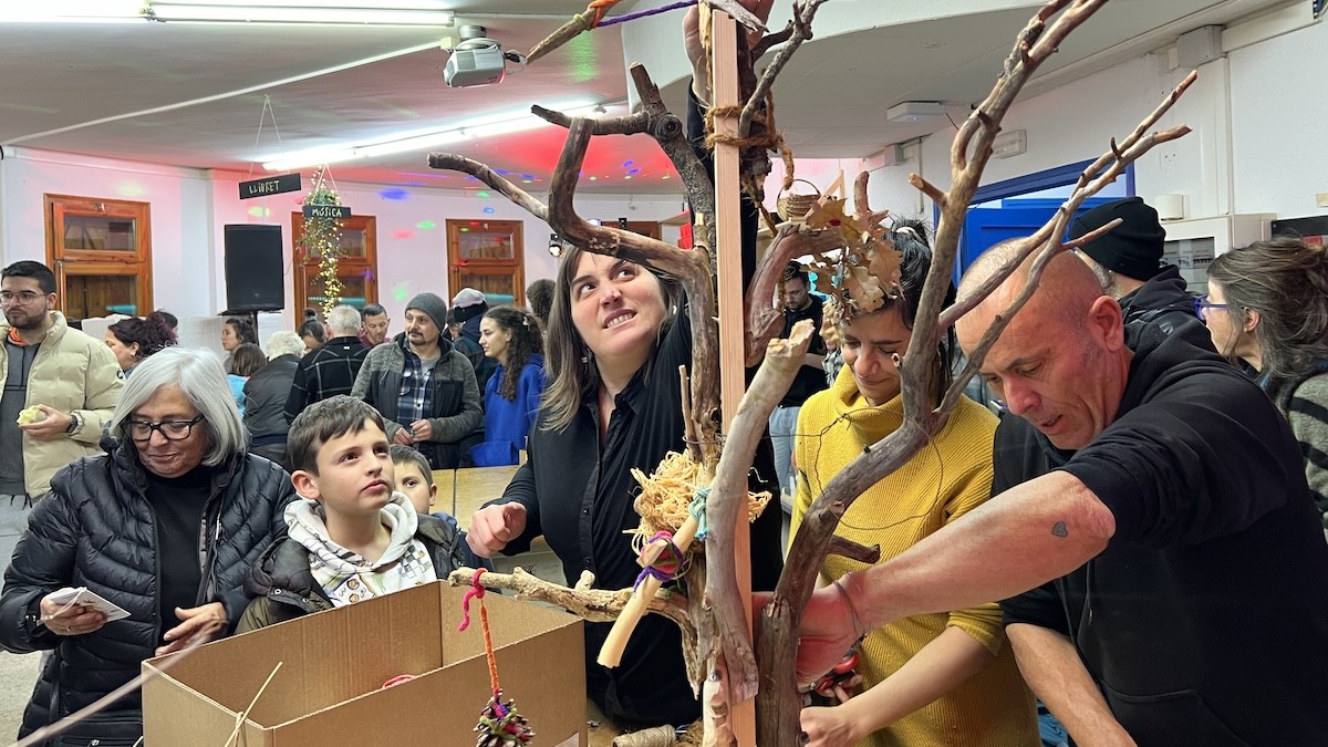 Creació col·lectiva d'una escultura a la Rural Utòpica