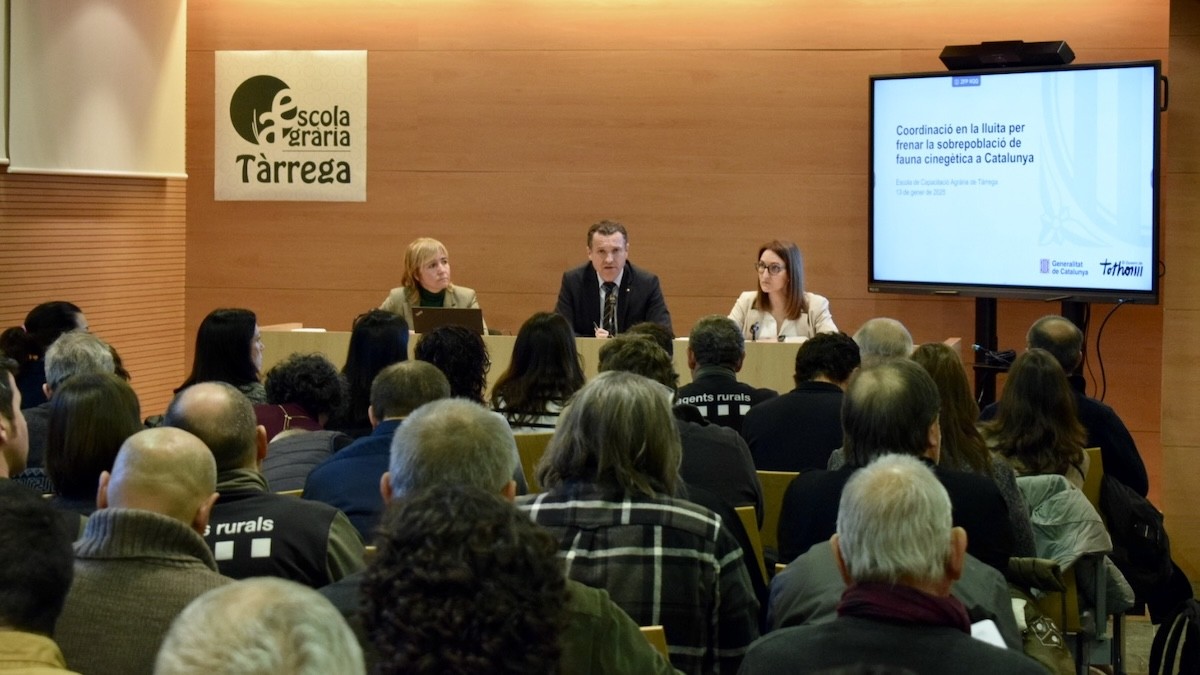 El conseller Ordeig durant la reunió amb els representants agraris, aquest dilluns