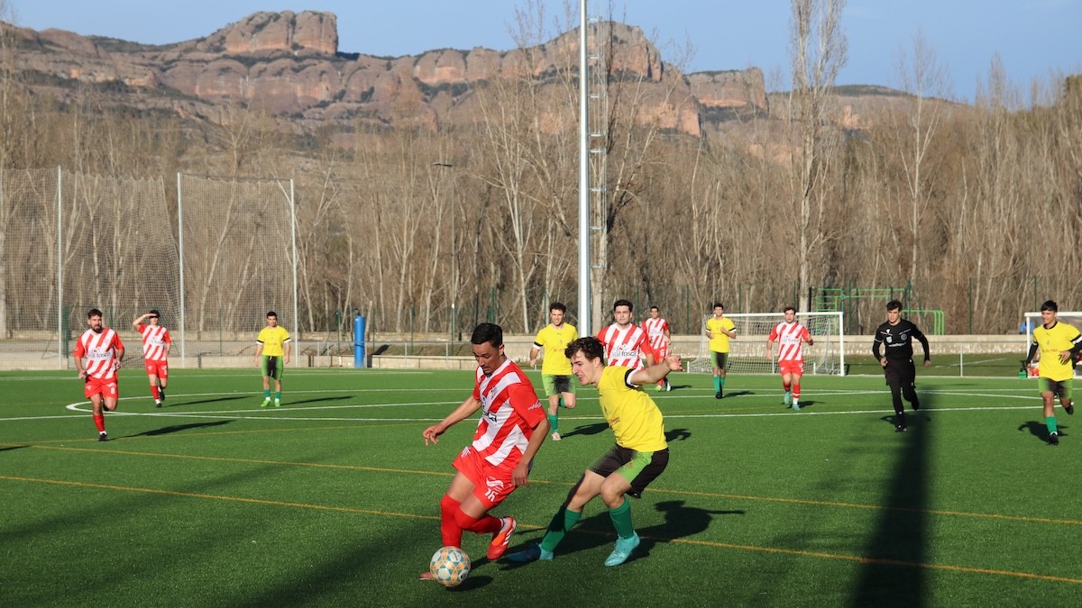 Moha, autor de dos gols, conduint la pilota