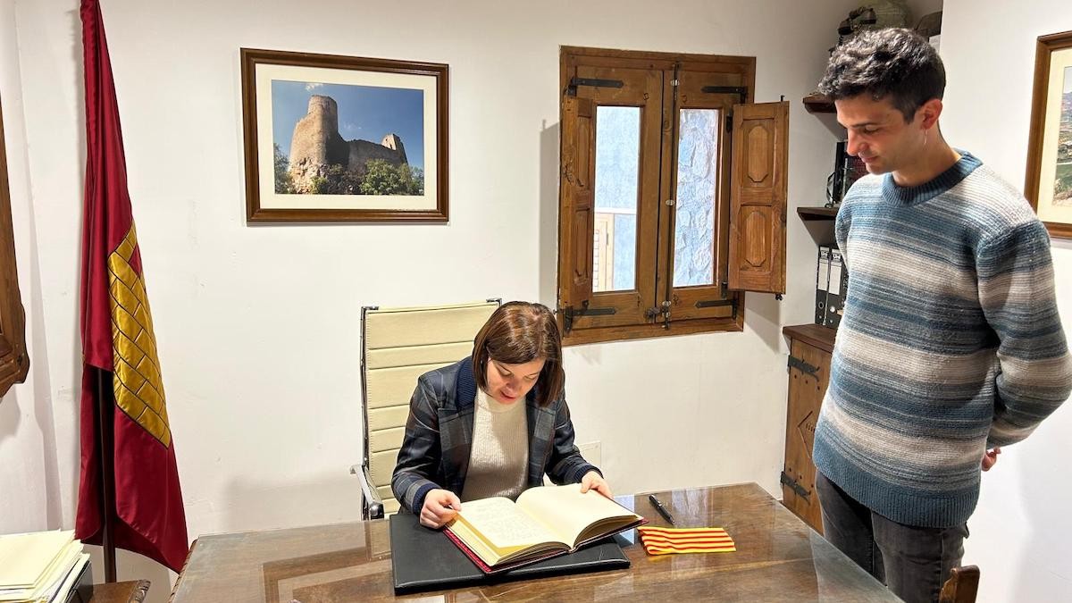 Sara Bailac signant el llibre d'honor de Castell de Mur