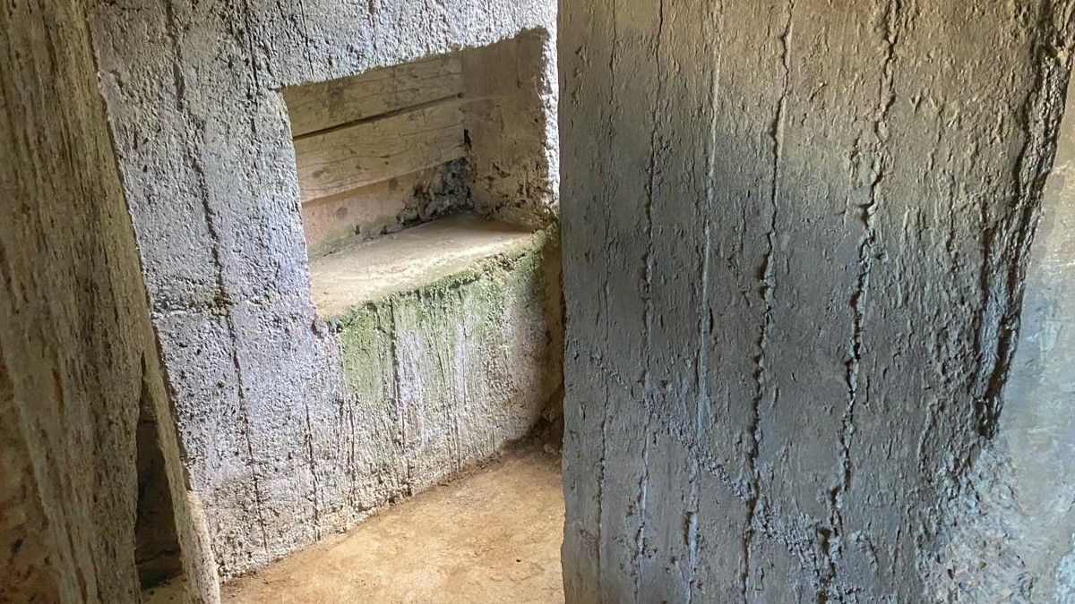 Interior d'un dels búnquers recuperats