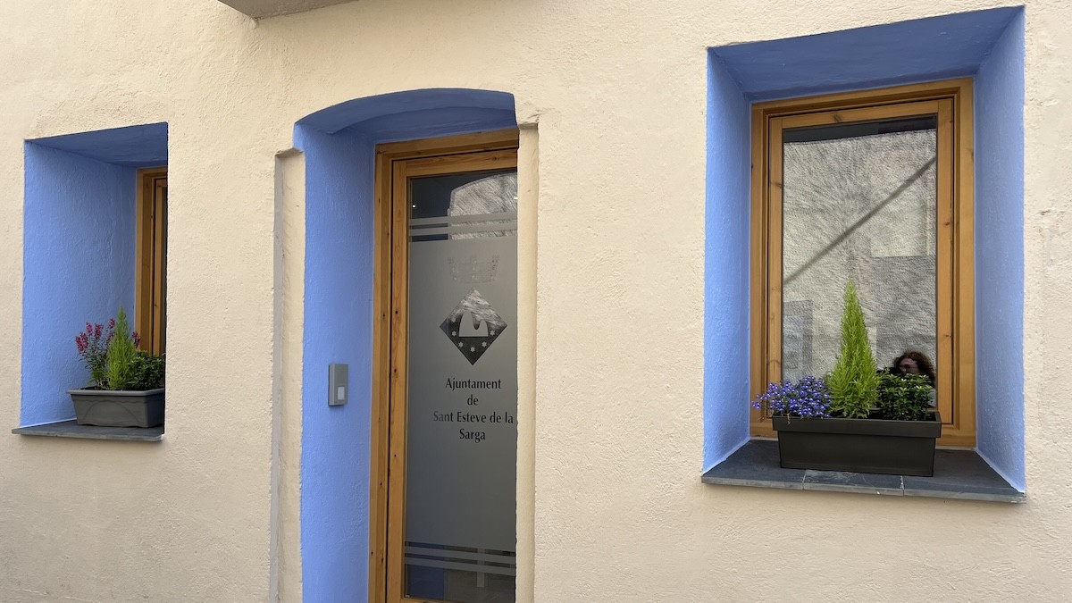 Entrada a l'Ajuntament de Sant Esteve de la Sarga