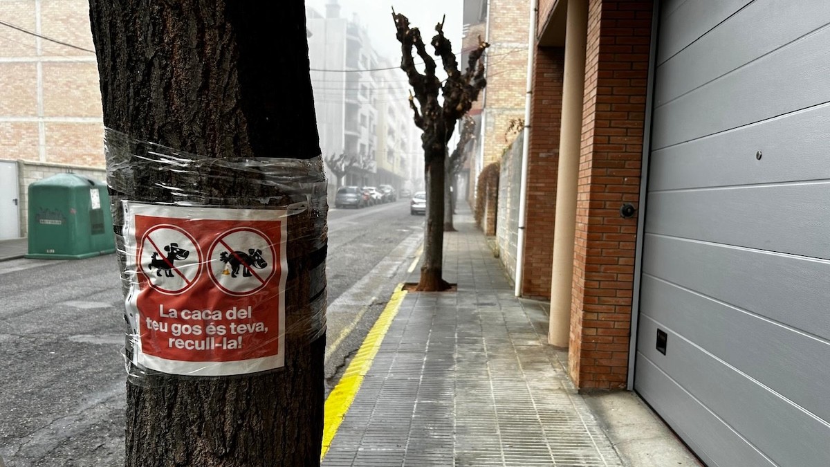 Cartell d'un particular en un carrer de Tremp