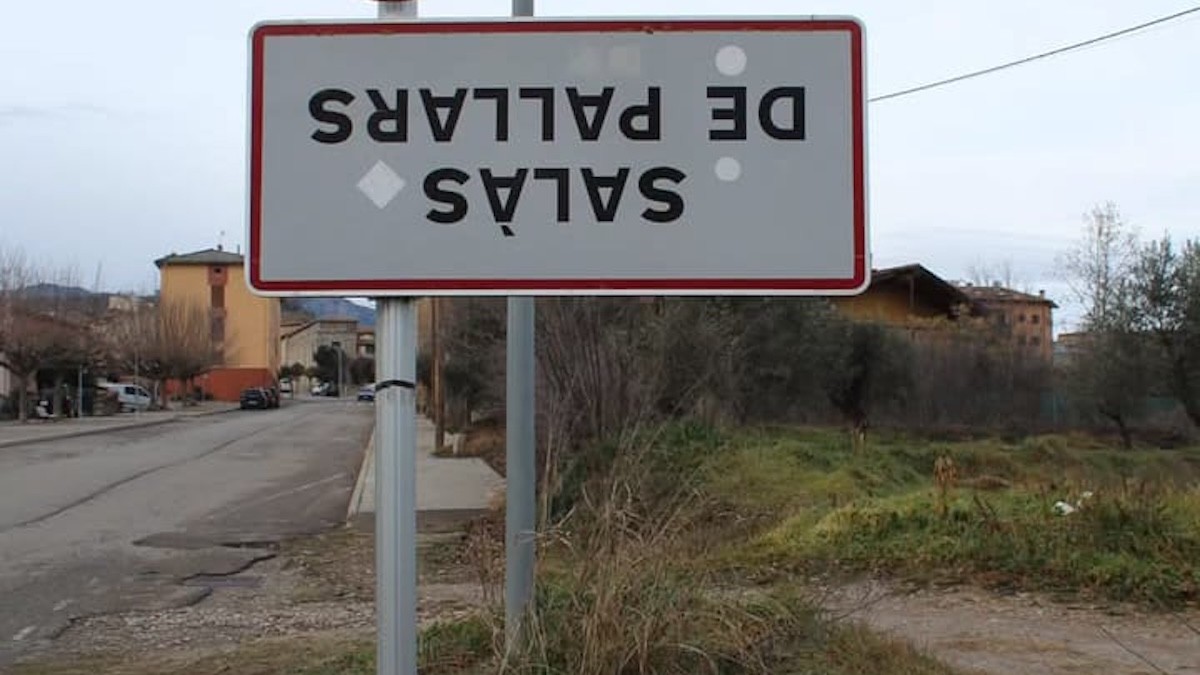 El cartell de Salàs de Pallars del revés