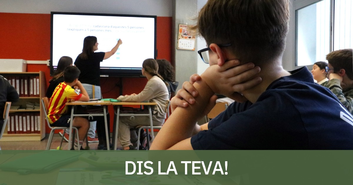 Un alumne atén les explicacions en una aula