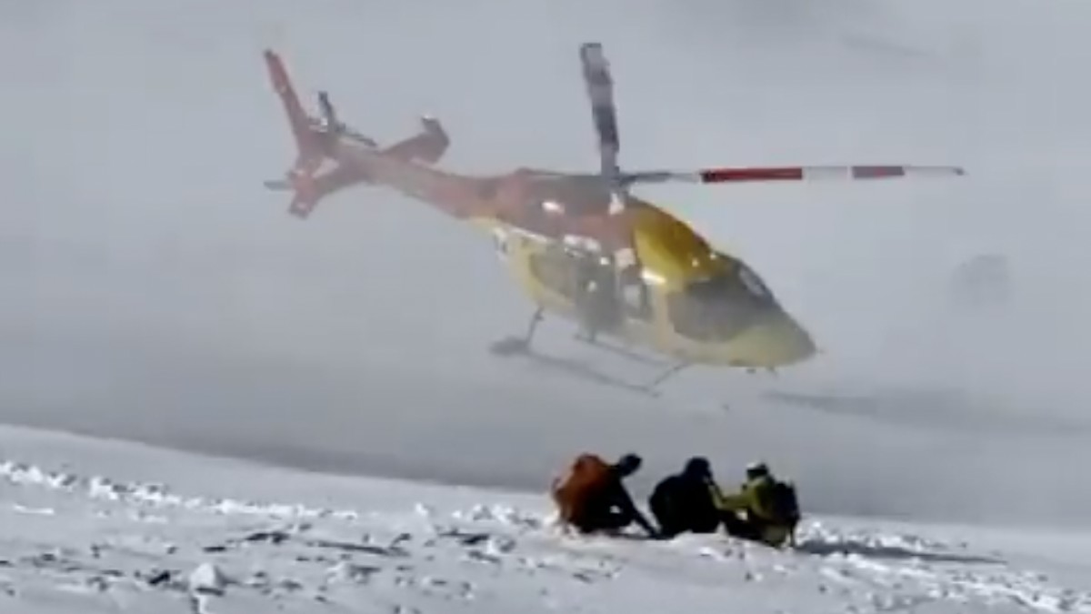 L'helicòpter i efectius del GRAE evacuant el ferit