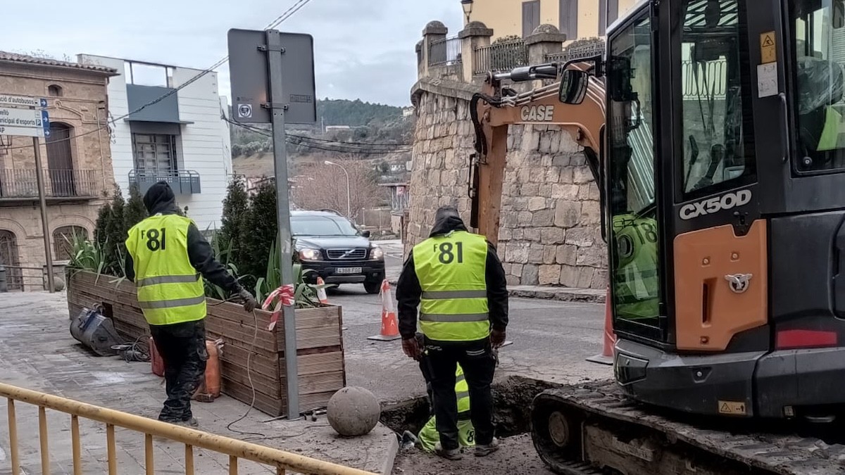 Operaris reparant el clot aquest dijous