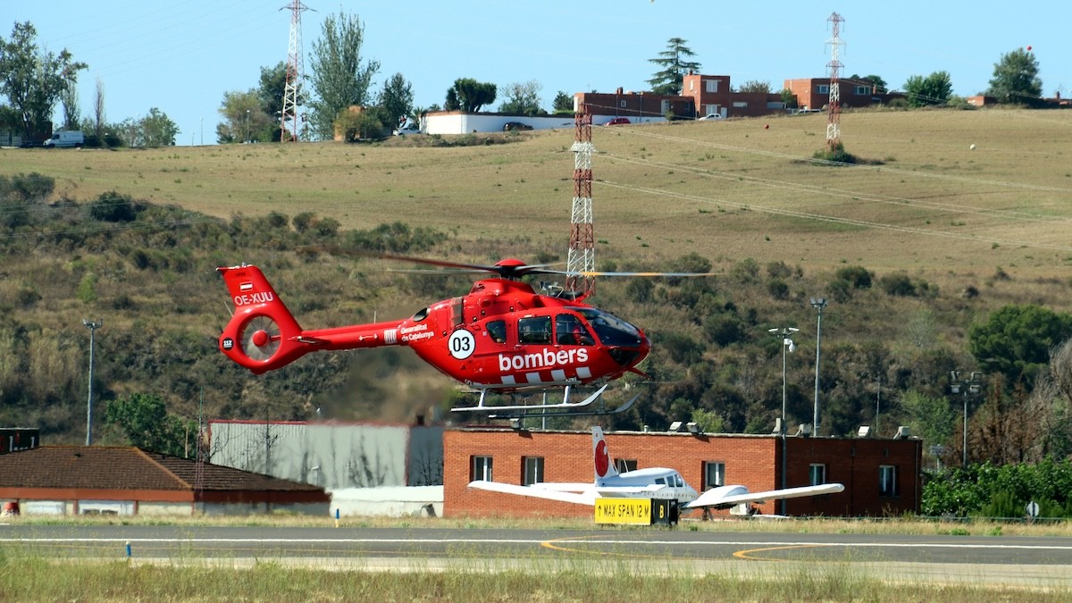 Un helicòpter dels Bombers sortint de l'aeroport de Sabadell